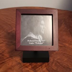 Umbra Pedestal Frame